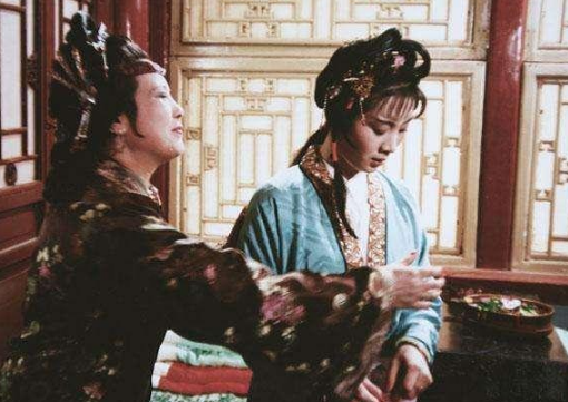 《红楼梦》贾母是怎么对鸳鸯的？贾母对鸳鸯本来是怎么打算的？